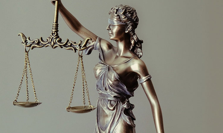 权平律师事务所|在禁止吸烟场所吸烟且不听劝阻触犯了什么法律？